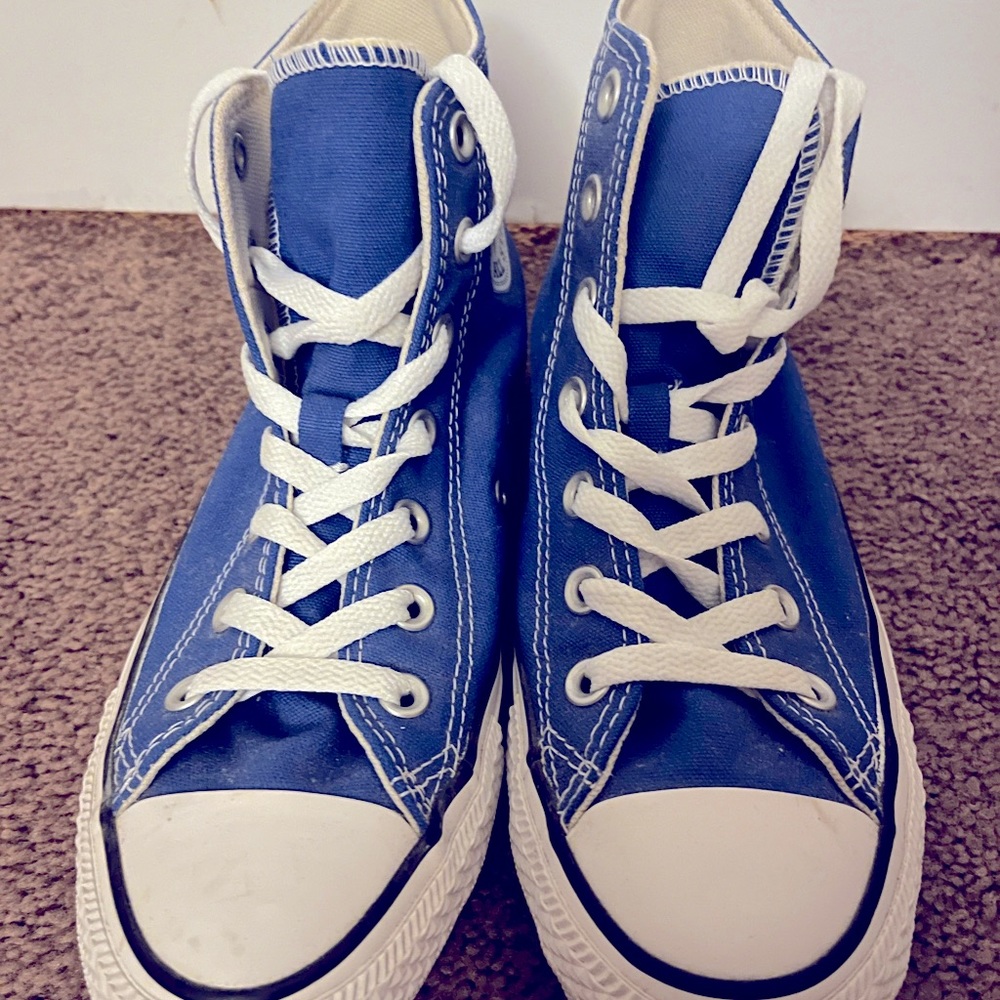 Size 8 women’s converse shoe